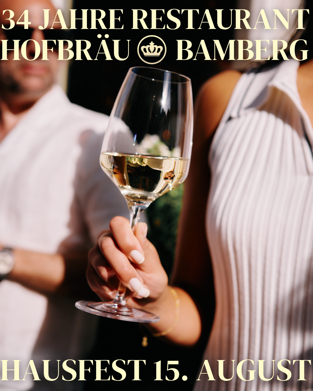 Mann und Frau in weißer Kleidung stoßen mit Sektgläsern an, Textoverlay „34 Jahre Restaurant Hofbräu Bamberg – Hausfest 15. August"