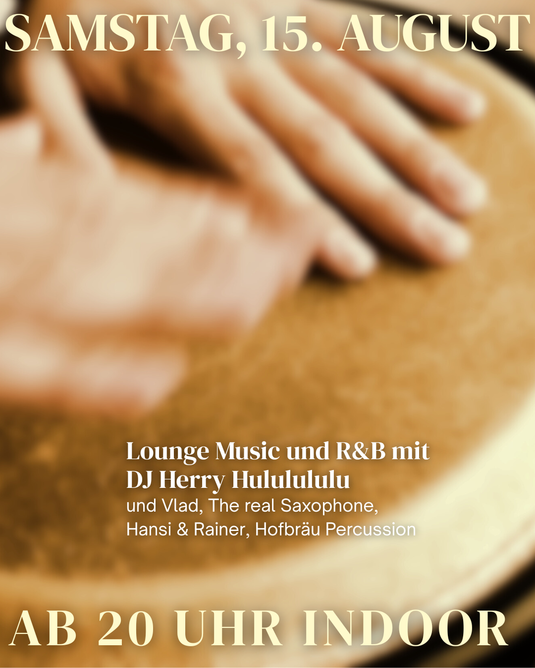 Nahaufnahme von Händen auf einer Percussion-Trommel, Textoverlay „Samstag, 15. August – Lounge Music und R&B mit DJ Herry Hulululu, Vlad The real Saxophone, Hansi & Rainer Hofbräu Percussion – ab 20 Uhr Indoor"